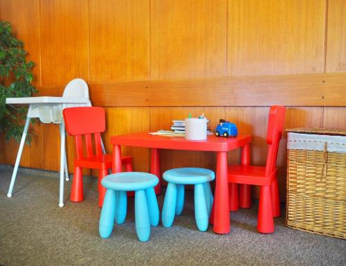a table and four chairs and a table with a toy car on it at Penzion Vyhlídka Janovičky in Broumov