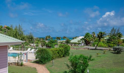 Cette maison offre une vue sur l'océan. dans l'établissement Esmeralda Resort, à La Baie-Orientale