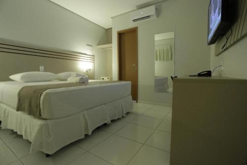Tempat tidur dalam kamar di Valen Porto Hotel São Luís