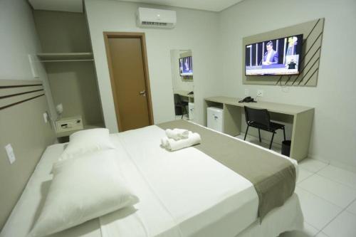 سرير أو أسرّة في غرفة في Valen Porto Hotel São Luís