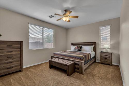 Schlafzimmer mit einem Bett und einem Deckenventilator in der Unterkunft Cozy on Jerome in Mesa