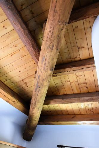 a wooden ceiling of a room with wooden beams at Locanda Michelacci in Corniolo