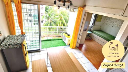 - un salon avec vue sur un balcon dans l'établissement Ames Leng Beach House @ PD 5th Mile, à Port Dickson