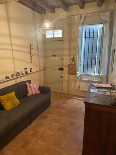 un salon avec un canapé et une porte dans l'établissement 