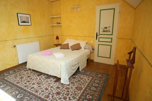 Tempat tidur dalam kamar di Siccieu - Au Clair de la Pierre