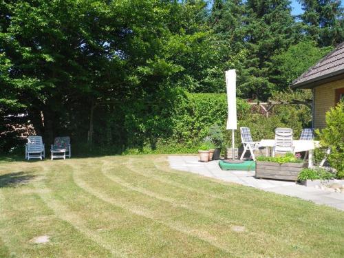 a yard with two chairs and a table and chairs at Anneli's Ferienwohnung in Harrislee