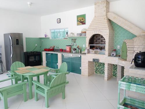 Una cocina o kitchenette en Vila charmosa na praia do Mutá