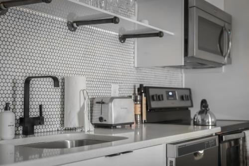 Кухня або міні-кухня у SoBro Guest House by Black Swan