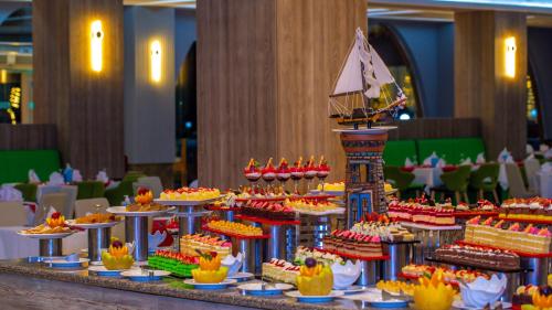 een voorstelling van gebak en gebak op een tafel bij Titanic Beach - Families and Couples only in Hurghada