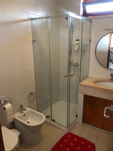 ラゴスにあるCasa da Coroaのバスルーム(シャワー、トイレ、シンク付)