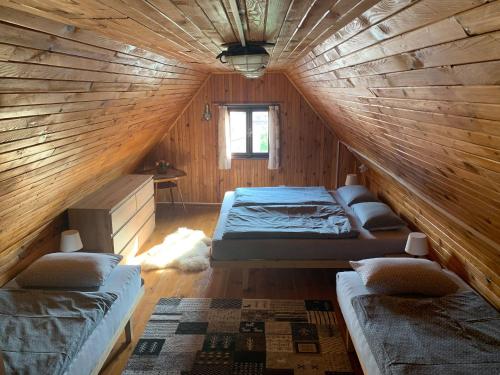 Ένα ή περισσότερα κρεβάτια σε δωμάτιο στο Chata Gábor