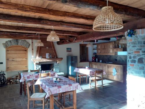 a kitchen with wooden ceilings and a table and chairs at La scuola in Riclaretto