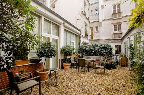 Quiet apartment, lively area,next to Eiffel Tower.