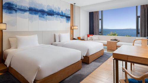 Ένα ή περισσότερα κρεβάτια σε δωμάτιο στο Hotel Indigo Dali Erhai by IHG