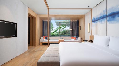 Ένα ή περισσότερα κρεβάτια σε δωμάτιο στο Hotel Indigo Dali Erhai by IHG