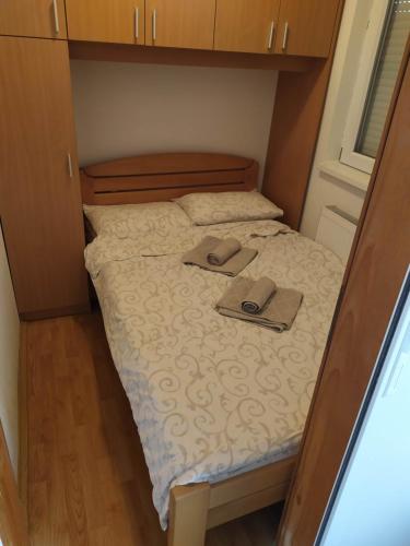 - un lit dans une petite chambre avec deux chapeaux dans l'établissement Apartment Princess, à Zlatibor