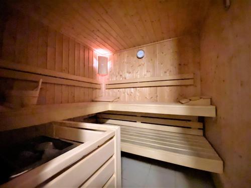uma pequena sauna com paredes e prateleiras de madeira em Chalet in Morzine sleeping 12 with sauna em Morzine