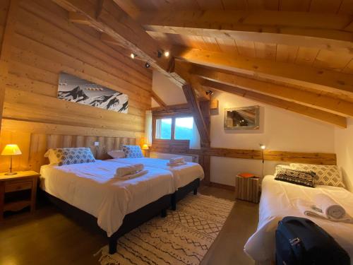 Ένα ή περισσότερα κρεβάτια σε δωμάτιο στο Chalet in Morzine sleeping 12 with sauna