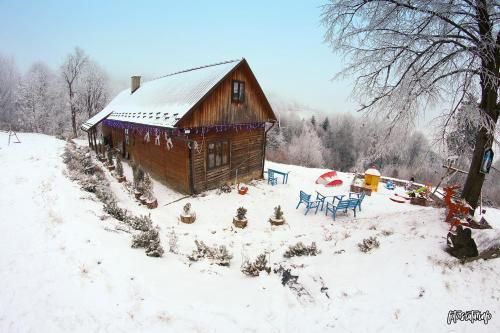 eine Gruppe von Kindern, die im Schnee vor einer Hütte spielen in der Unterkunft Chata z bali -domek w górach ,,Filipkowy Raj''- Limanowa Nowy Sącz Beskidy Kraków in Rozdziele