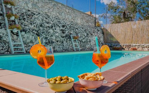 カストロ・ディ・レッチェにあるVilla Vanessa con Piscina Privata - Castroの- スイミングプールの横でのワイン3杯と食べ物1杯