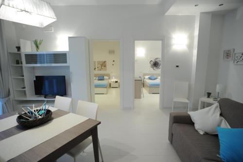 ein Wohnzimmer mit einem Sofa und einem Esszimmer in der Unterkunft Italiana Resort in Floridia