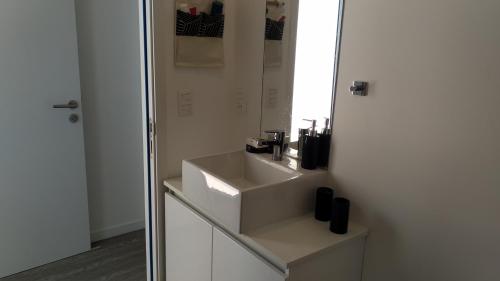 un baño con lavabo y espejo en PentHouse con fantástica vista y Amenities únicos, en Punta del Este