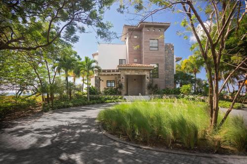 una casa con una torre en medio de una carretera en Iguana Beach House, en Iguana