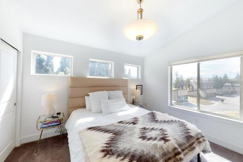 Postel nebo postele na pokoji v ubytování Mountain Sky Cottage