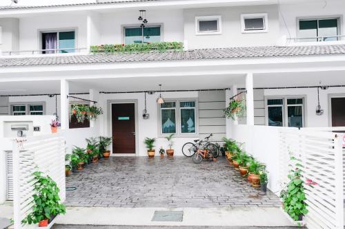 a white house with a courtyard in front of it at Comfy Sofy 21- Backyard Garden- Night Market area in Cameron Highlands