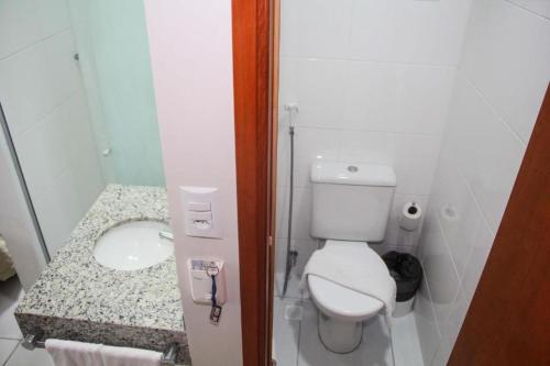 uma pequena casa de banho com WC e lavatório em Expresso R1 Hotel Economy Suites em Maceió