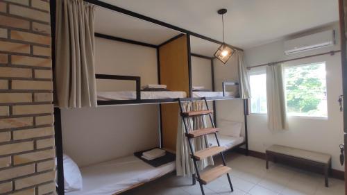 een kamer met 3 stapelbedden en een ladder bij Patz Houz Hostel in Florianópolis