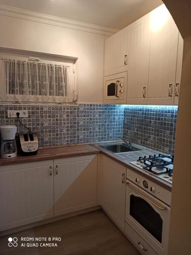 Zalán apartmannにあるキッチンまたは簡易キッチン