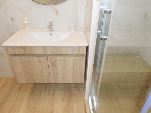 La salle de bains est pourvue d'un lavabo et d'une douche. dans l'établissement Cacao Estoril Apartment, à Estoril
