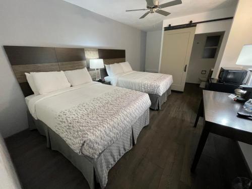 Postel nebo postele na pokoji v ubytování Sunset Motel