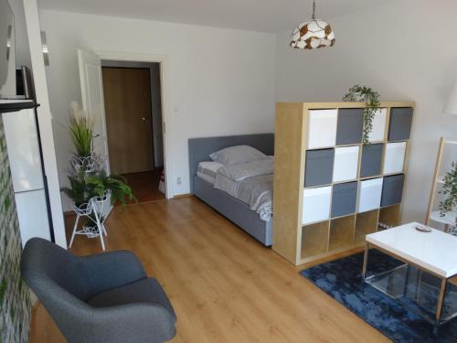 Sala de estar con cama y mesa en Apartament Zielony Taras, en Cracovia