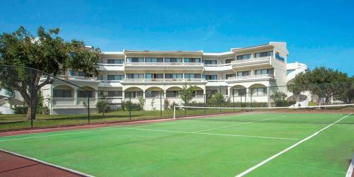 Tenis dan/atau kemudahan skuasy di Hotel Niriides Beach atau berdekatan