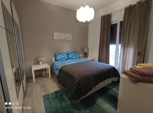 En eller flere senge i et værelse på Lovely luxury apartment Sokratous 133, Kallithea