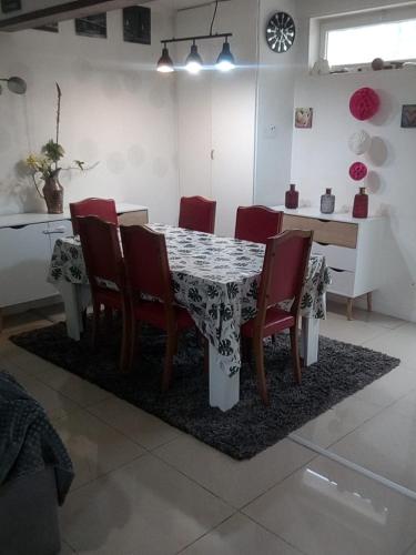 comedor con mesa y sillas rojas en La Maison Du Monde, en Tours