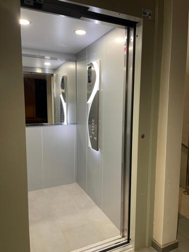 Una puerta de ducha de cristal en una habitación con en Superbe T2 climatisé, proche plage - belle vue mer, en Porticcio