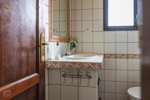 un baño con lavabo y espejo en La Casita de Ana, en Puntagorda