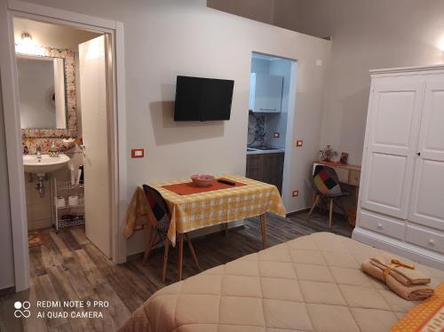 A television and/or entertainment centre at Case Vacanza Le Casette