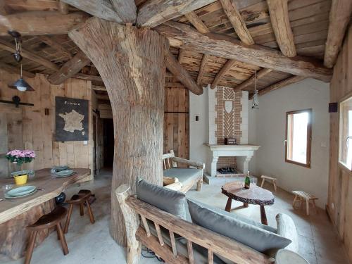 un salon avec un canapé et une table dans l'établissement Le Cul de Loup, à Crouy-sur-Cosson