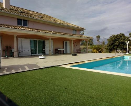 una casa con piscina y patio en Casa do soito, en Mangualde