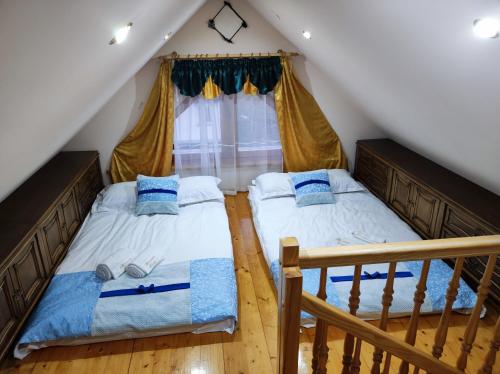 Ένα ή περισσότερα κρεβάτια σε δωμάτιο στο Apartament Podhale 2