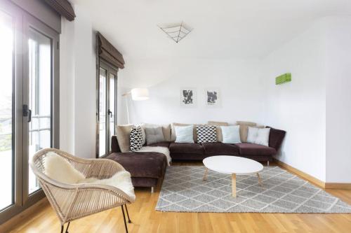 ein Wohnzimmer mit einem Sofa und einem Tisch in der Unterkunft Hauzify I Apartamento Ramon y Cajal in Santa Cruz de Tenerife