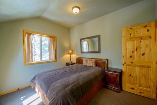 מיטה או מיטות בחדר ב-S`more Fun Cabin