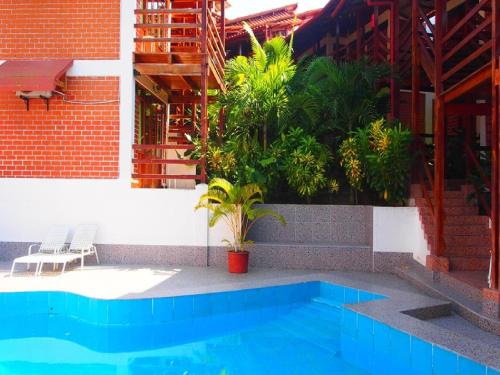 a swimming pool in front of a building at Hotel Rio Huallaga in Yurimaguas