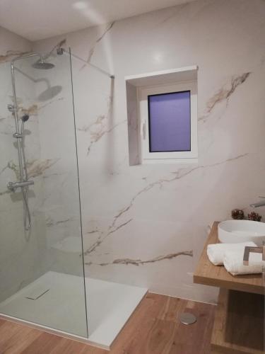 a bathroom with a shower and a sink at Da' Vila - Alojamento Local in Ponte de Lima