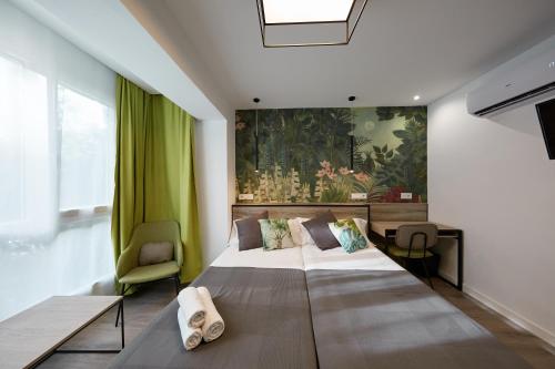 Un pat sau paturi într-o cameră la Wayteko Boutique Hotel
