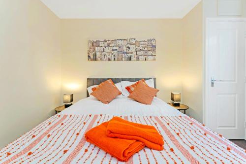 Een bed of bedden in een kamer bij Modern & Spacious 2 Bedroom Serviced Apartment Next to Lochend Park - Private Underground Parking & Lift Available - Close to Edinburgh City Centre